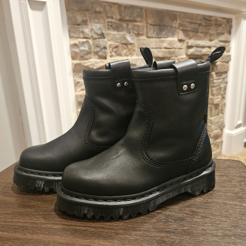 Dr. Martens Anistone Lo Leather pull-on boot NWOT
